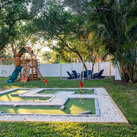 Villa 1 Mile To Honeymoon Island ~Heated Pool ~Putt Putt